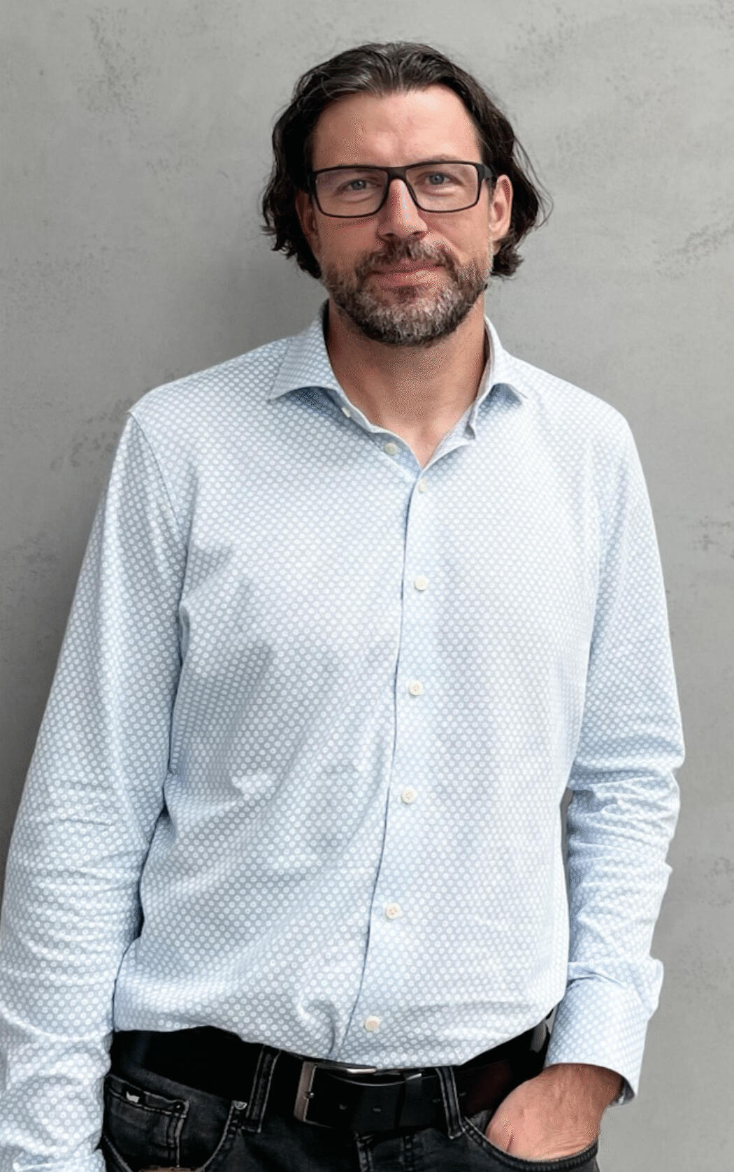 Portret Marcin Śpiewak, mężczyzna w koszuli i okularach